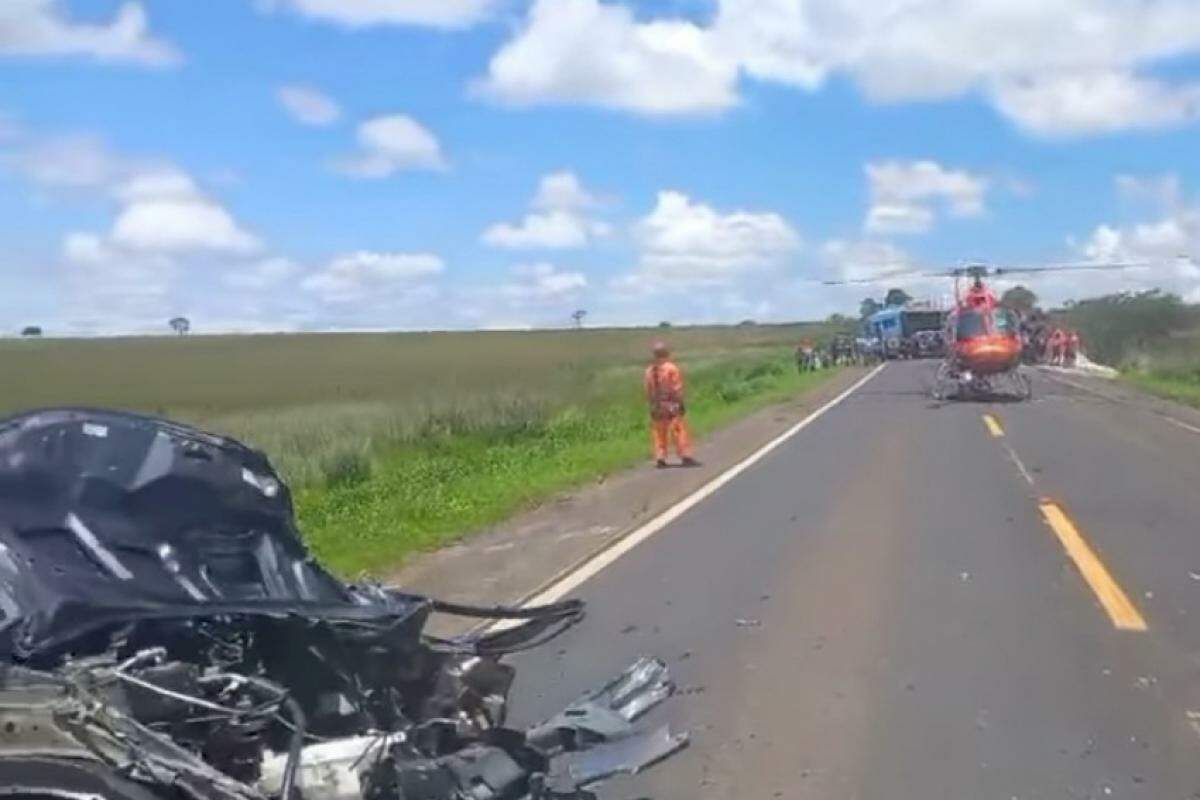 Carro destruído e o helicóptero Arcanjo, do Corpo de Bombeiros