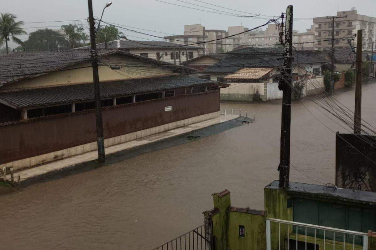 Rua alagada em Ubatuba