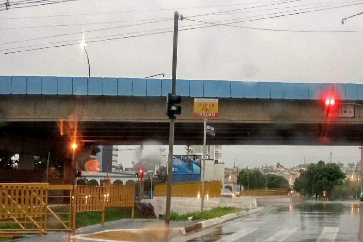 Av. Alonso y Alonso durante as primeiras horas do dia sob uma forte chuva