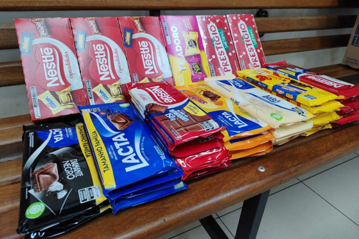 Chocolates recuperados e apresentados na delegacia de Bauru