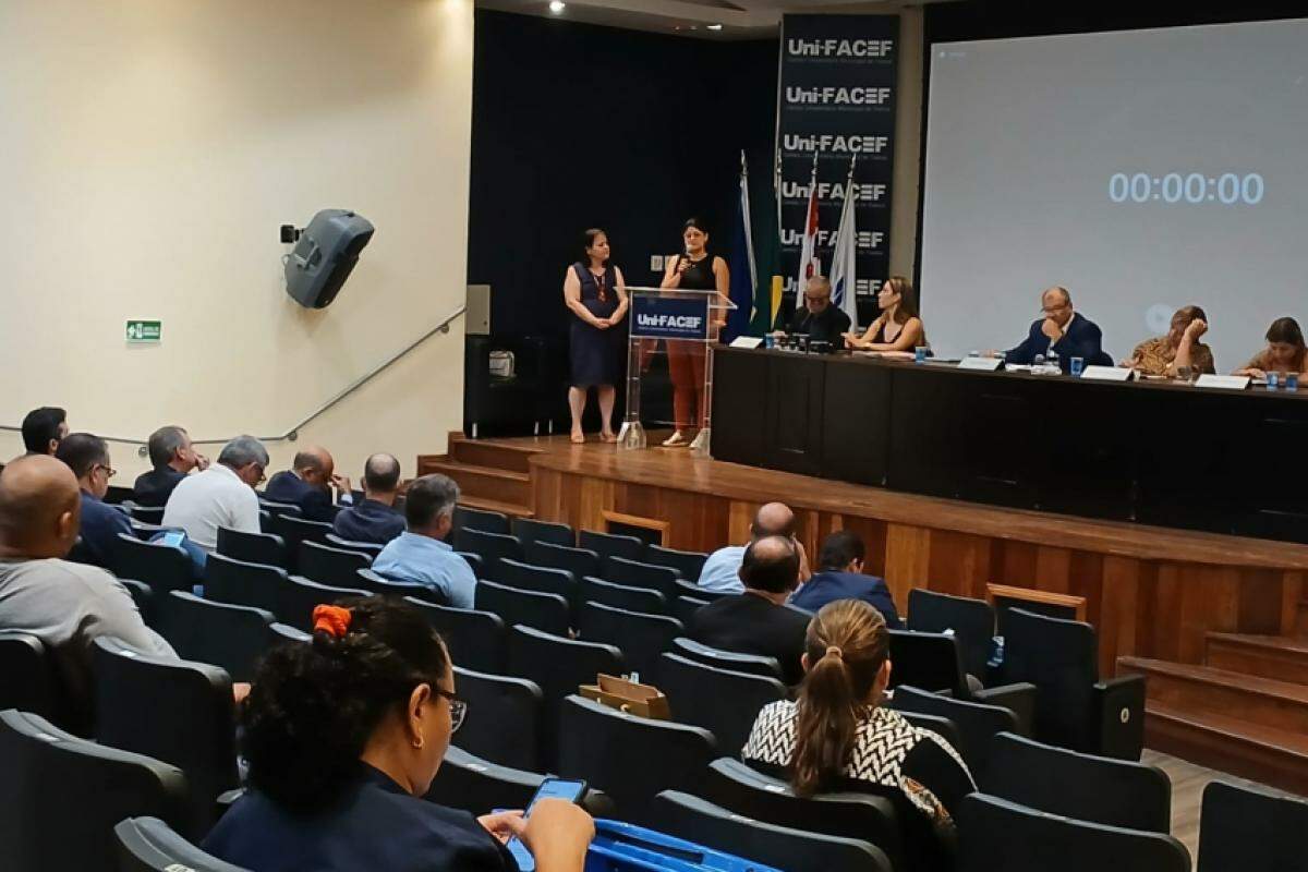 Professoras durante uso da tribuna da Câmara, nesta terça-feira