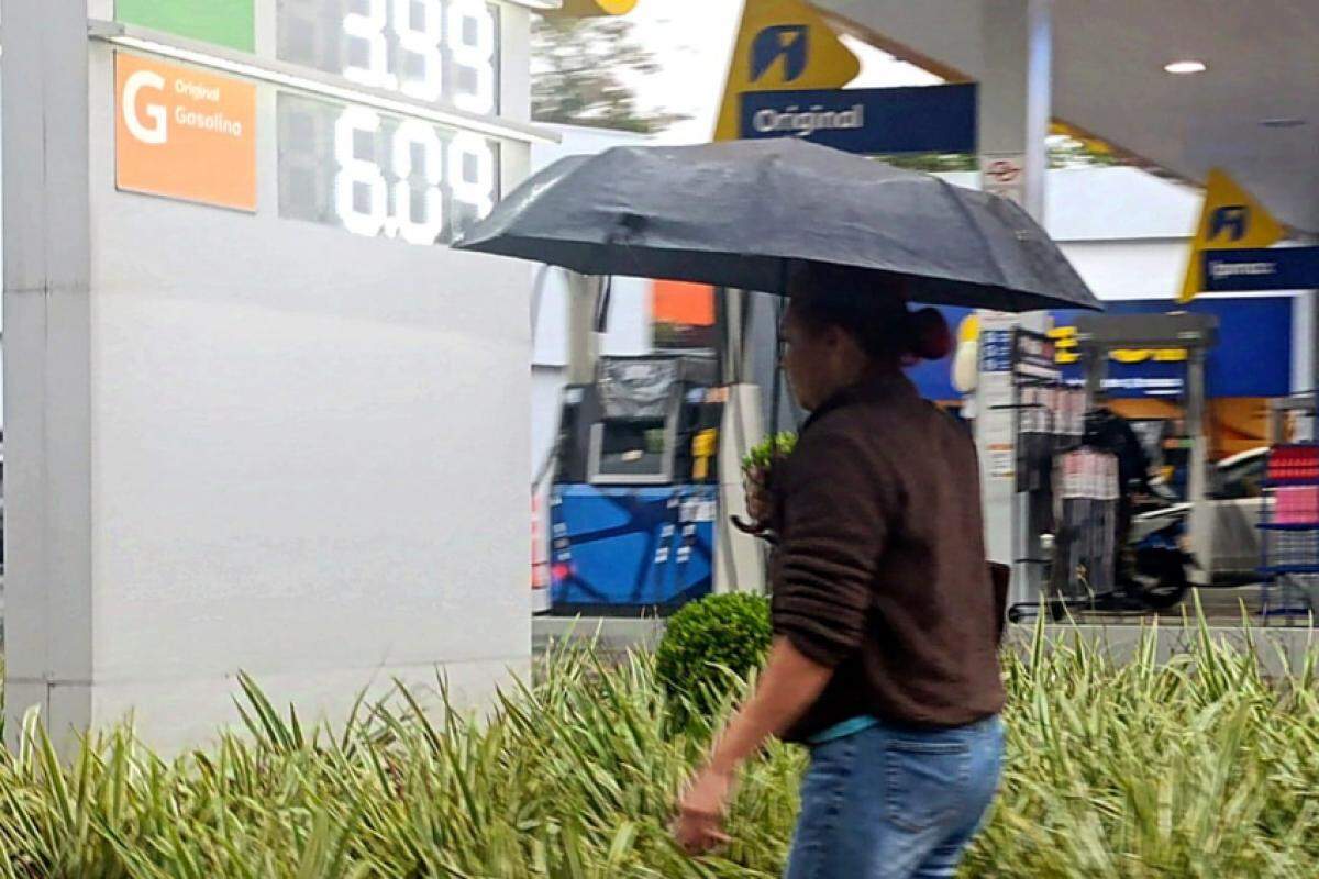 Ventania deve vir acompanhada de chuva forte com raios e trovões