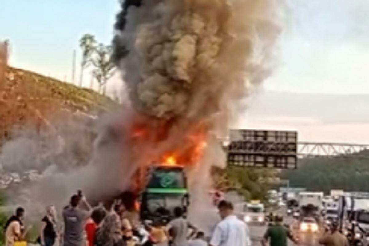 O ônibus pegou fogo na pista sentido interior