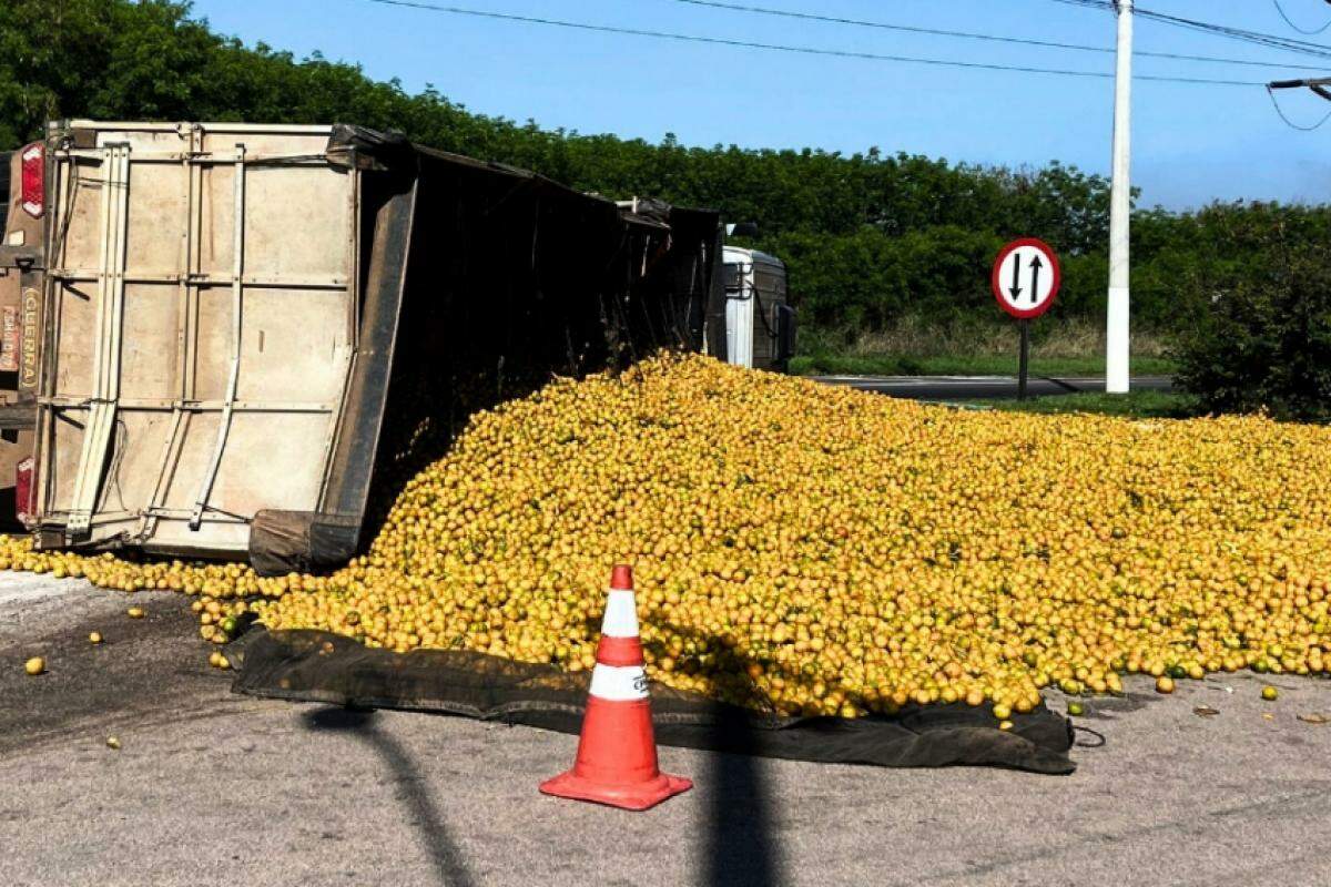 A carga ficou espalha no acesso e em parte do acostamento 