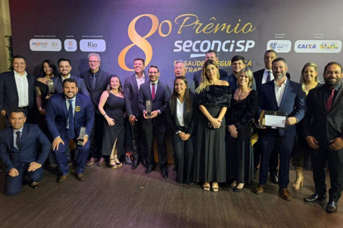 Diretores, engenheiros e colaboradores da Pacaembu com os prêmios recebidos na noite da última segunda-feira em São Paulo