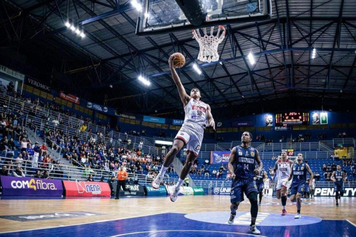 Zu Jr. subindo para bandeja contra o São José, no Pedrocão, pelo NBB