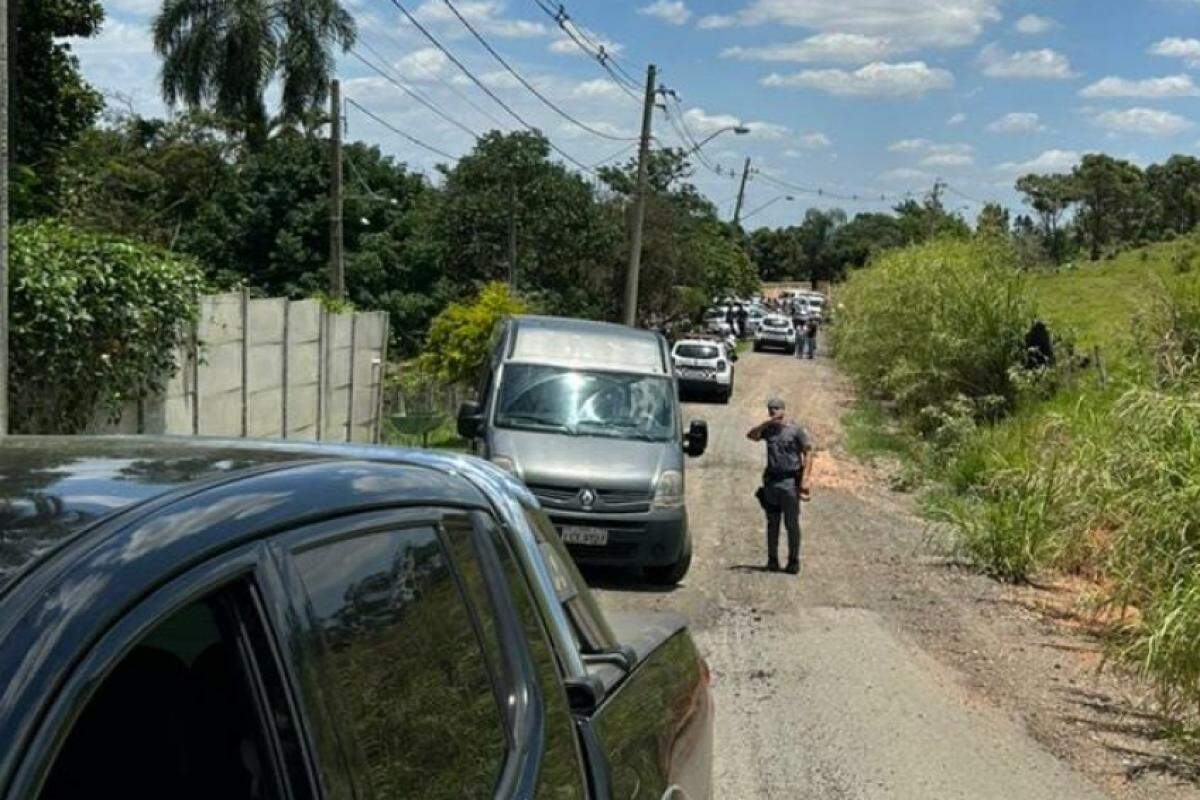 De acordo com informações da TV Thathi Record Campinas, vizinhos relataram à PM terem ouvido ao menos seis disparosro