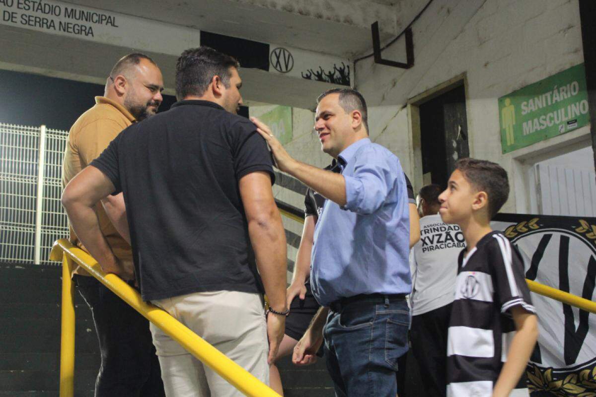 Matheus Bonassi (de azul) durante a eleição da última terça-feira: presidente está correndo para montar a equipe para a Série A2 