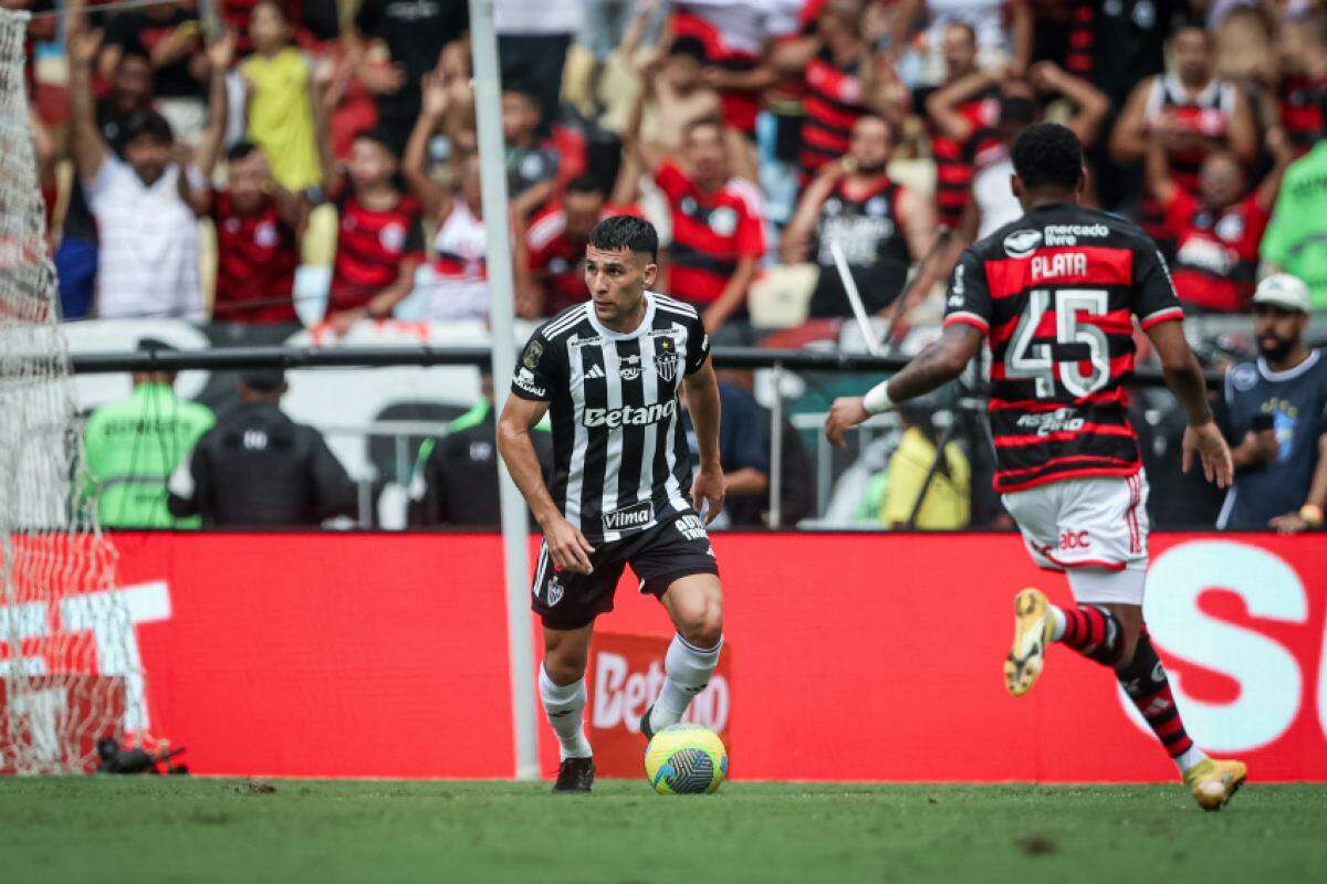 O Atlético começou de forma intensa, com Scarpa obrigando Rossi a fazer uma grande defesa logo no primeiro minuto.