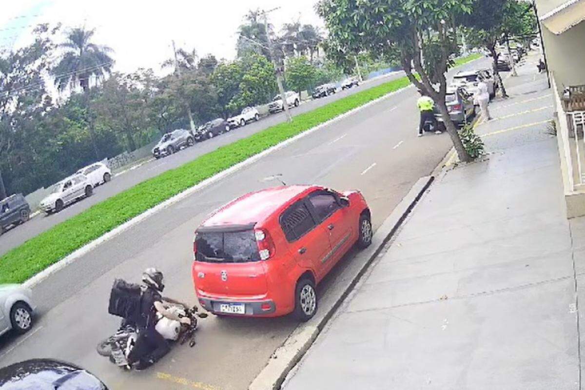 Entregador ficou ferido ao bater a moto em um carro que estava estacionado