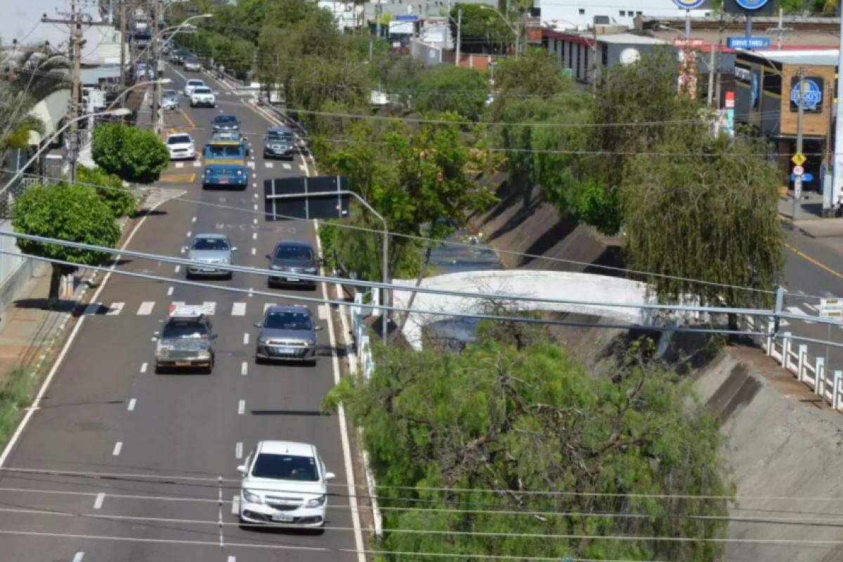 Trânsito na Avenida Ismael Alonso y Alonso, em Franca