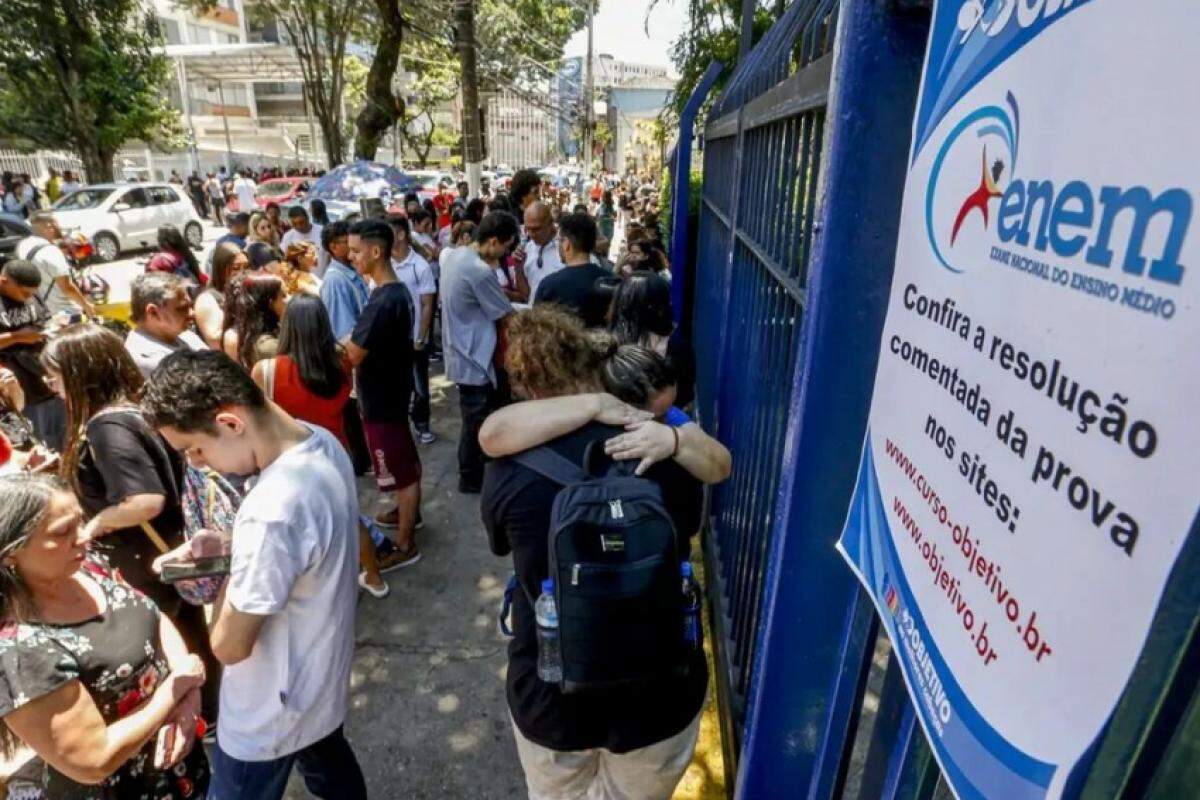 Estudantes reunidos em frente a local de prova do Enem