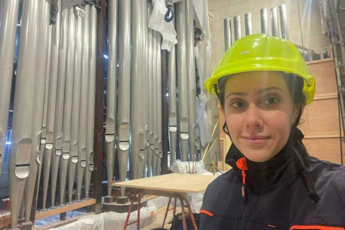 Luciana Lemes mostra tubos do órgão da catedral de Notre-Dame