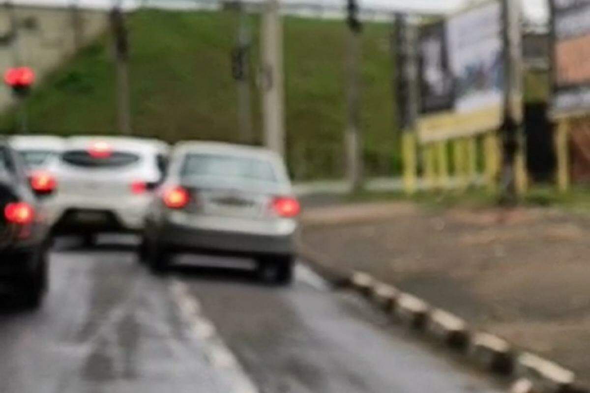 Flagrante de motoristas imprudentes na avenida Carlos Roberto Hadade, no Aeroporto I, região Sul de Franca