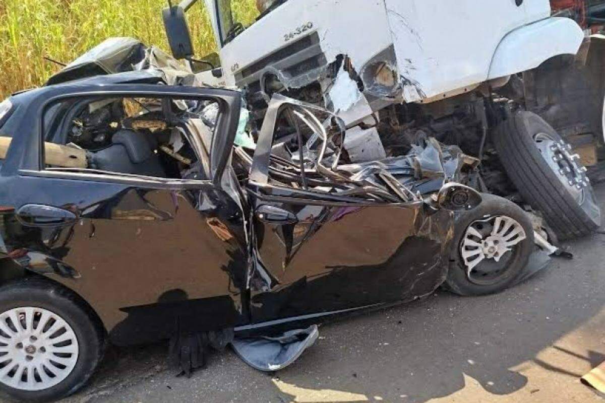 Carro completamente destruído após batida na Fábio Talarico em Franca