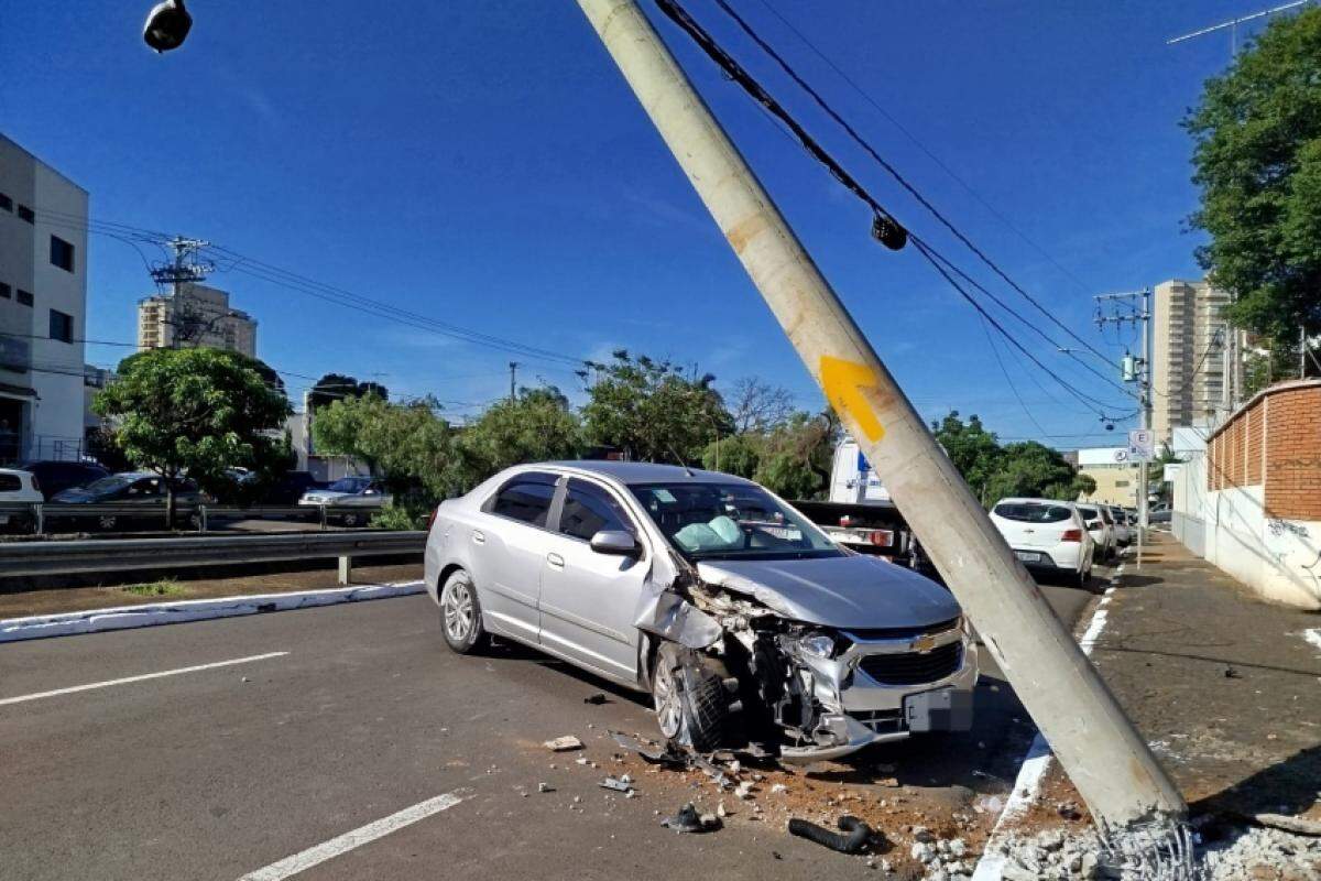 Carro com lateral direita destruído após colisão com o poste.