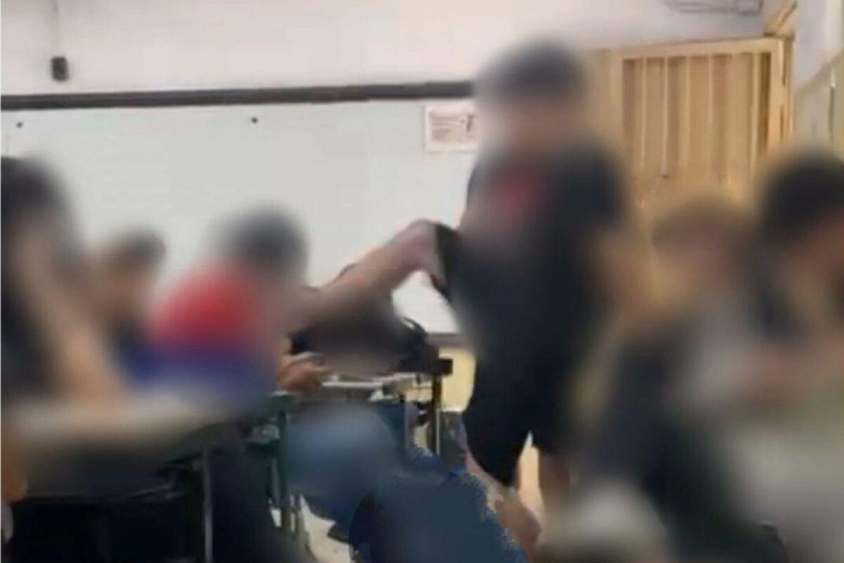 O estudante levou um chute no rosto do aluno agressor na sala de aula