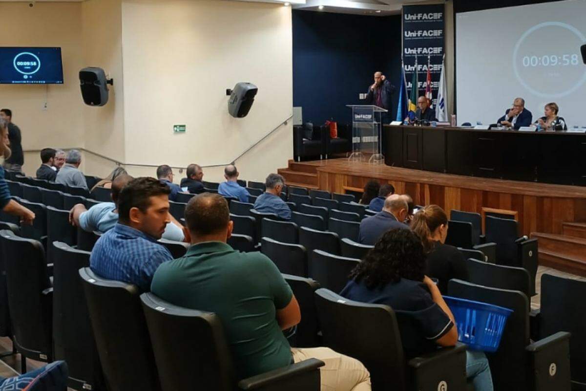 Vereadores durante sessão da Câmara, na manhã desta terça-feira