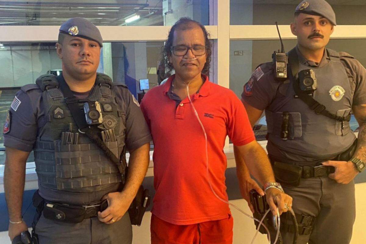 Sargento André Primo e o soldado Igor Silva com o paciente Renivaldo 