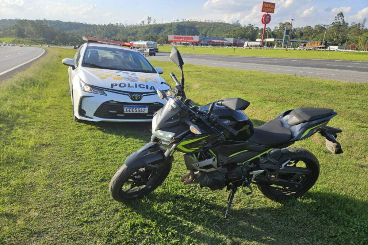 A motocicleta foi recuperada e devolvida à vítima do roubo