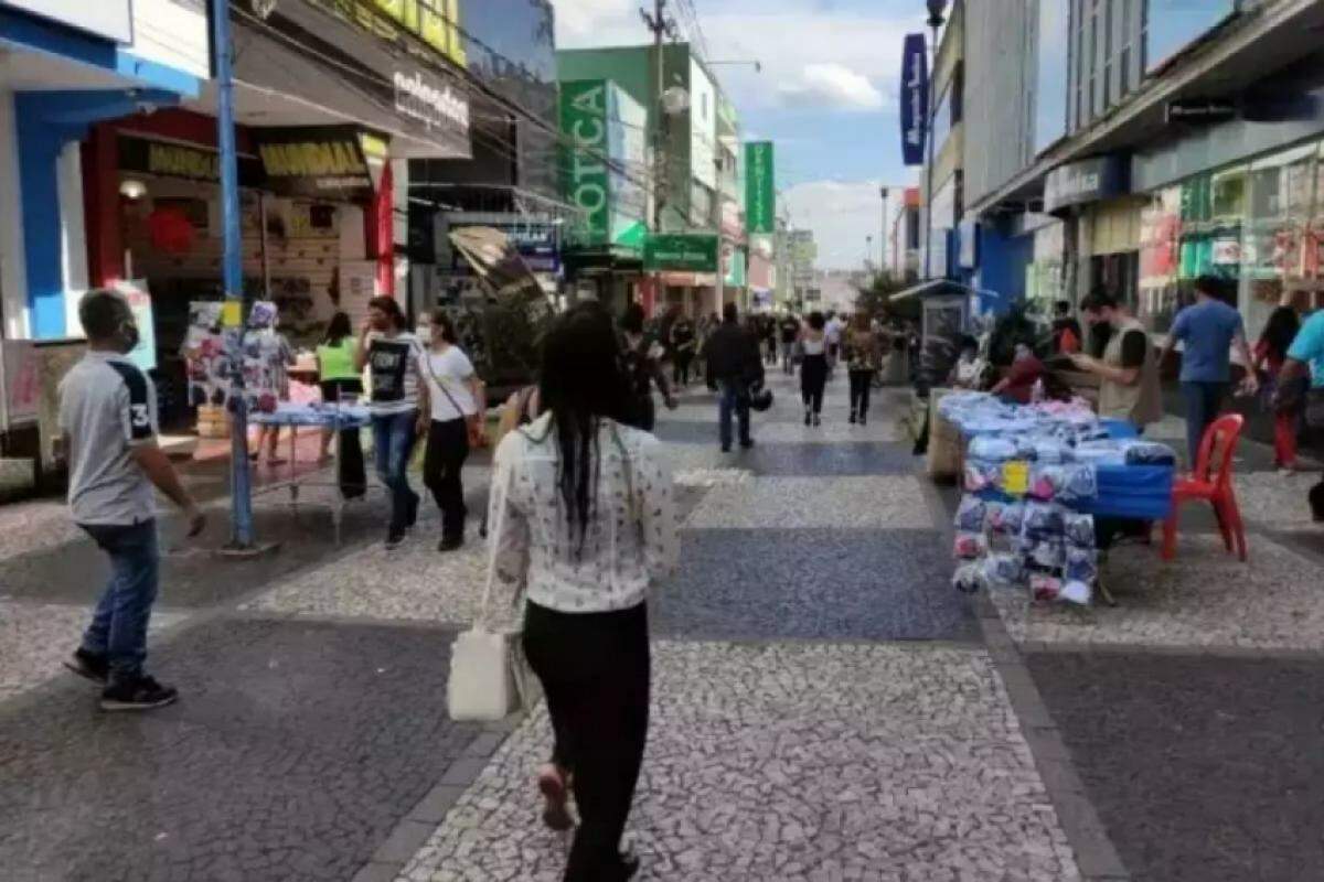 Lojas de rua ficarão abertas neste feriado das 9h às 18h