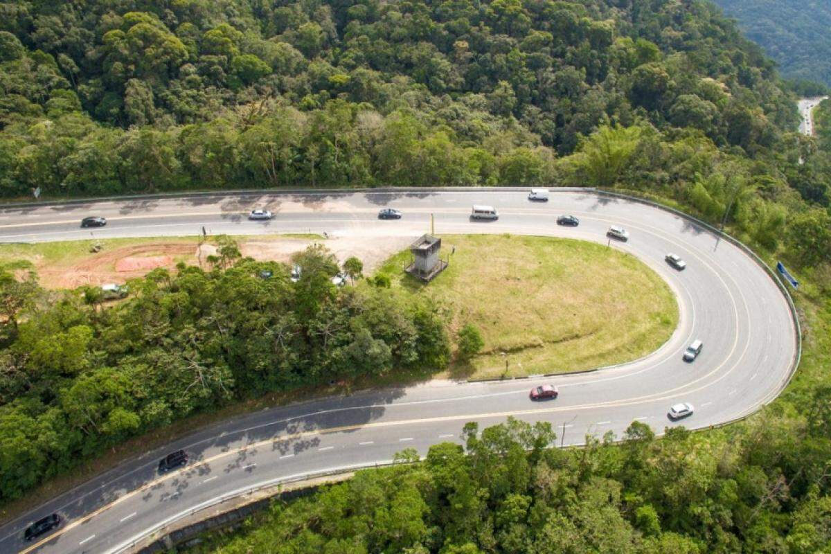 Trecho da Rodovia dos Tamoios, estrada que foi concedida à iniciativa privada