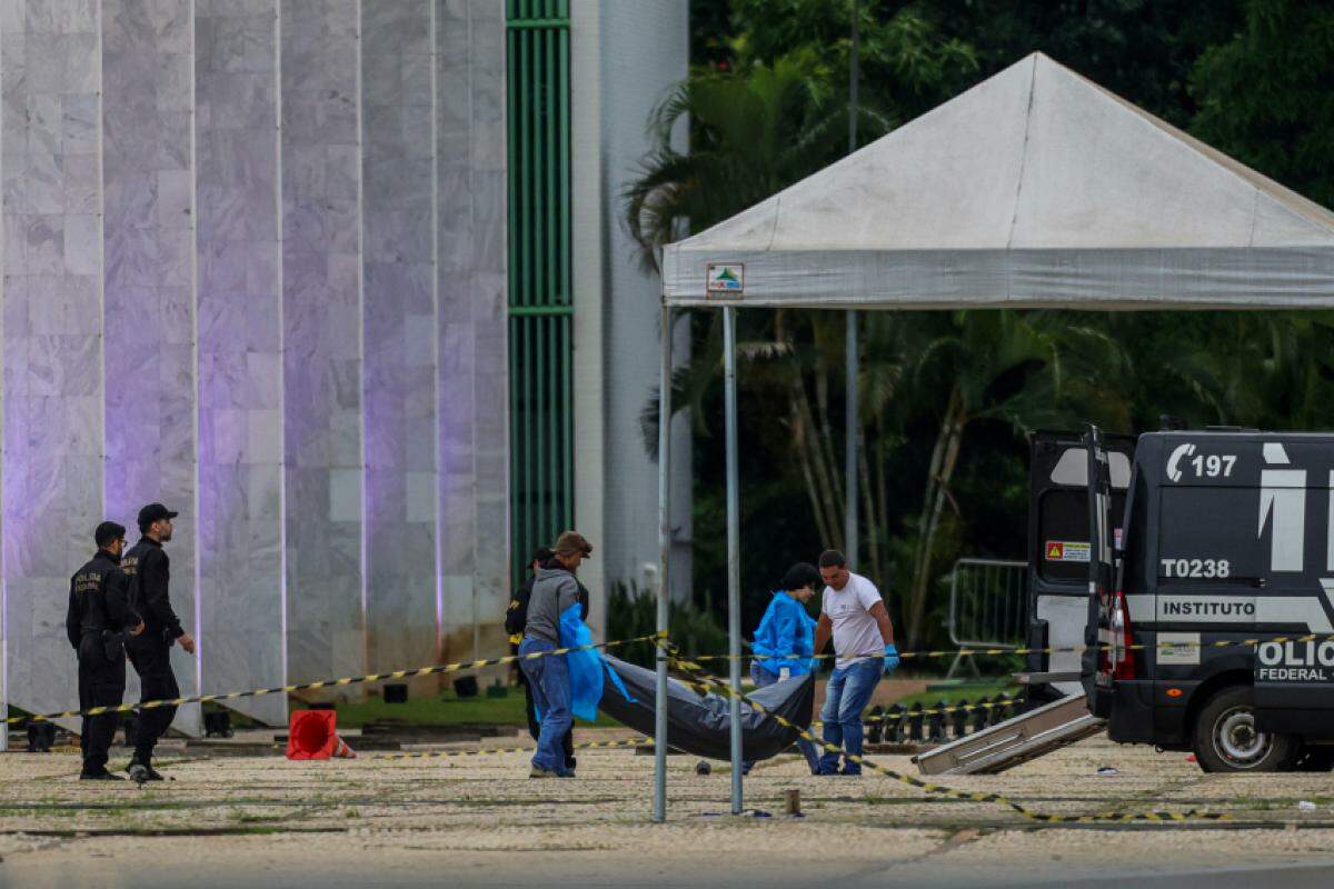 Seu corpo permaneceu no local por cerca de 13 horas enquanto as equipes de perícia trabalhavam.