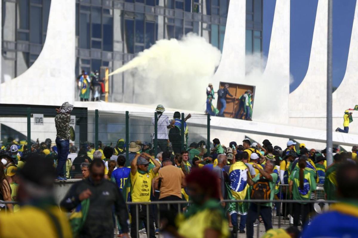 Difusão de ataques contra a democracia alimentou radicalismo.