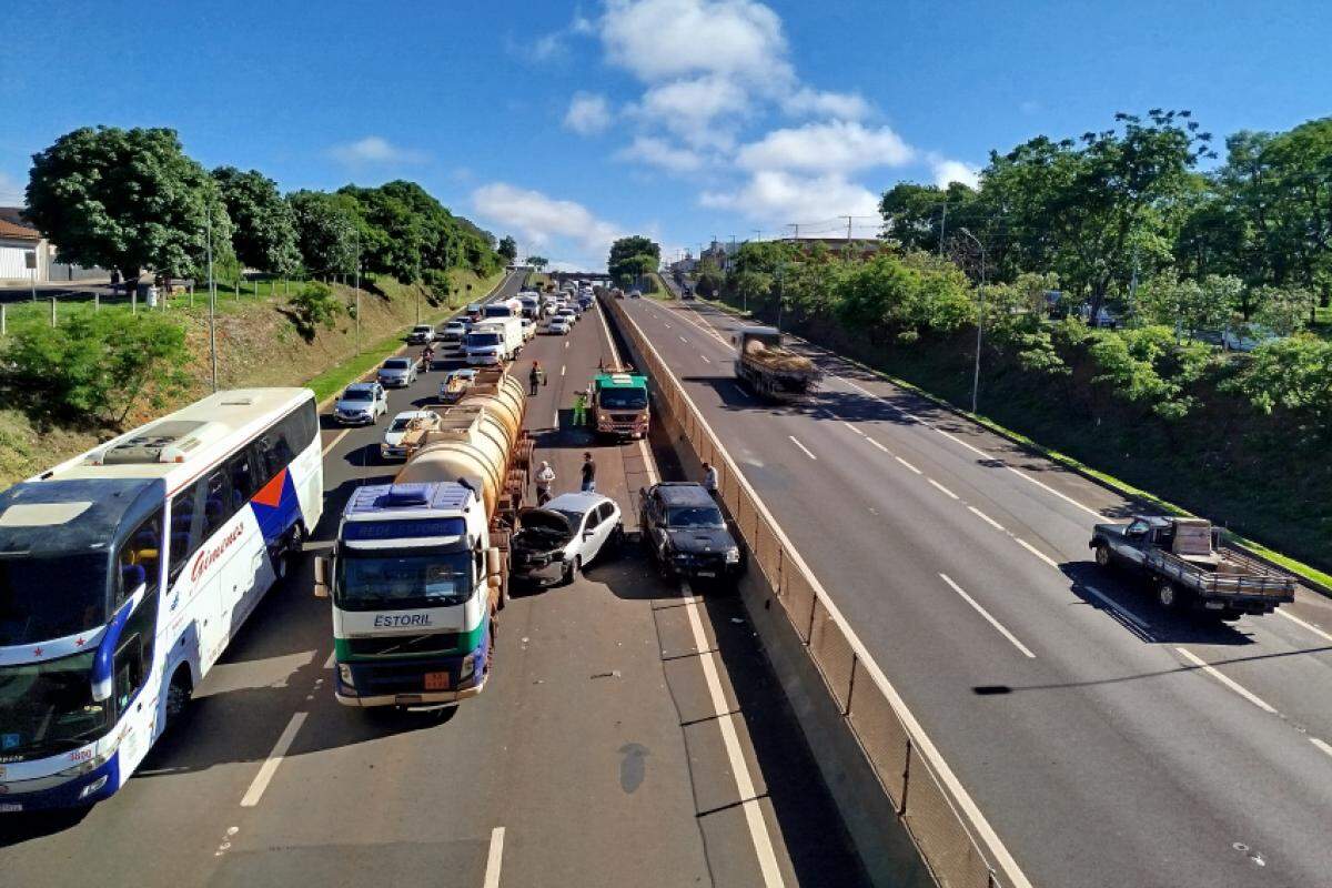 Caminhão, carro e caminhonete envolvidos no segundo acidente na rodovia Cândido Portinari