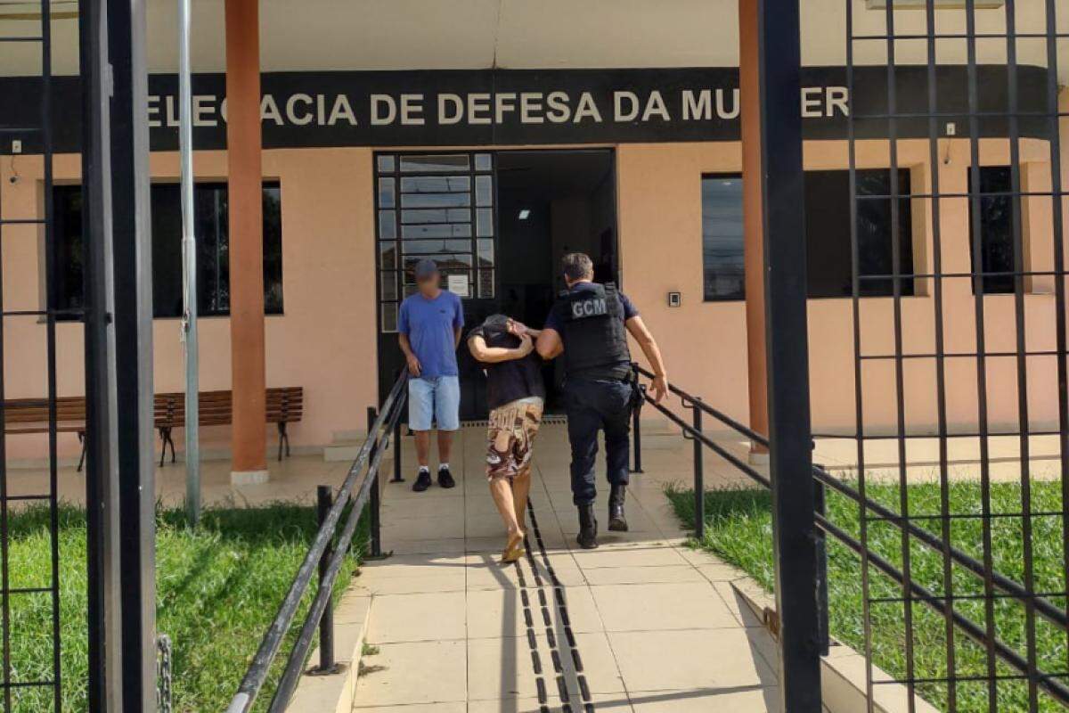 Autor conduzido até a Delegacia de Defesa da Mulher de Pindamonhangaba