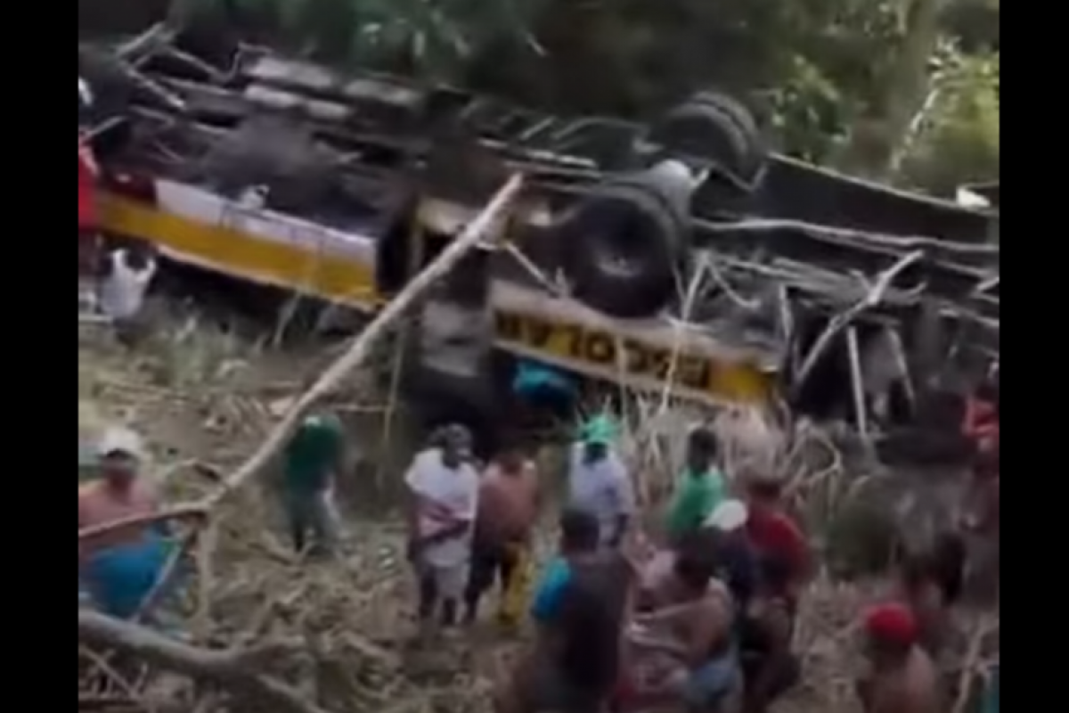 O veículo capotou e caiu em uma ribanceira na Serra da Barriga neste domingo (24).