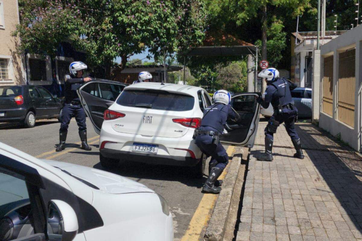 Suspeito foi detido no banco do motorista do carro