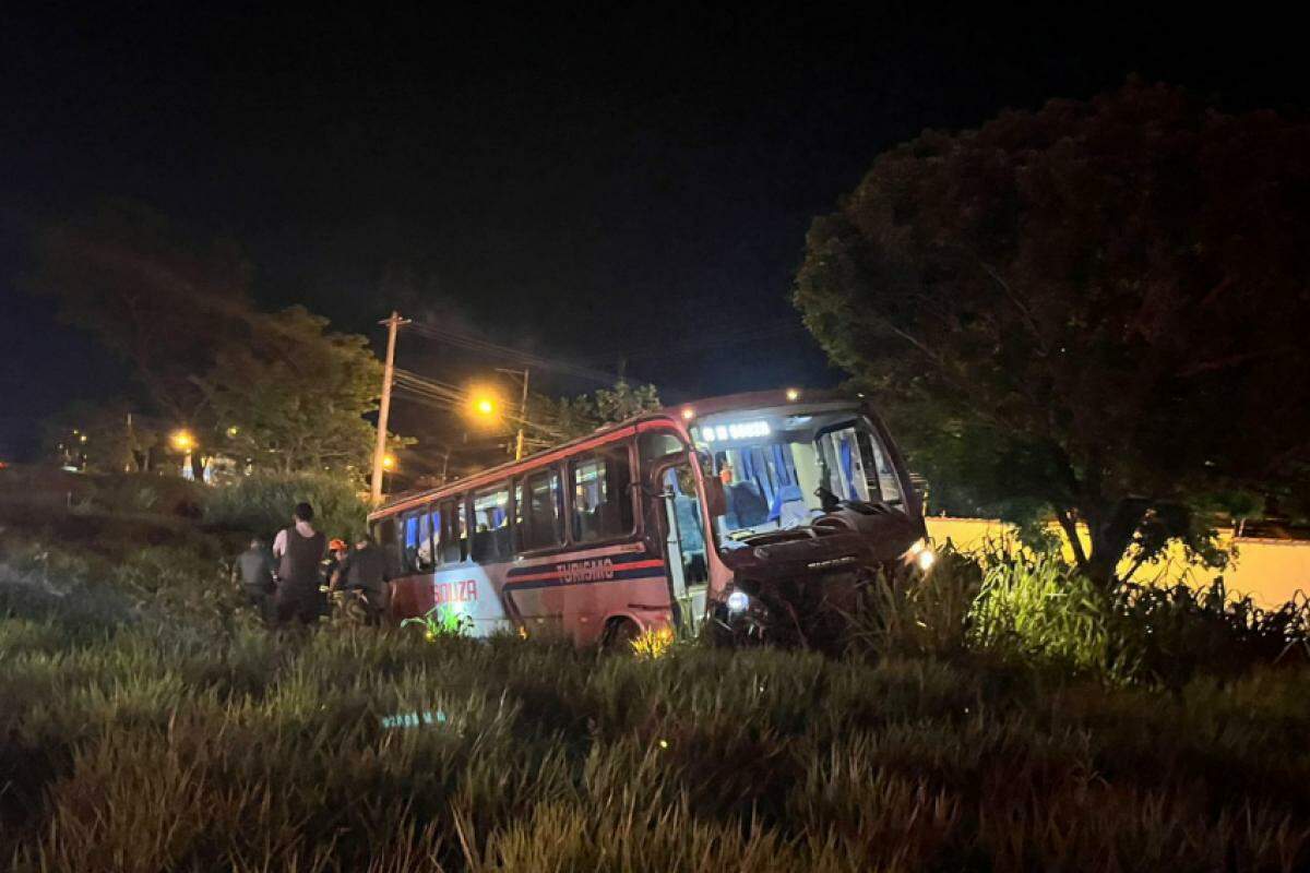 Ônibus saiu da pista e caiu no canteiro central após o motorista perder o controle; equipes ainda apuram o número total de feridos