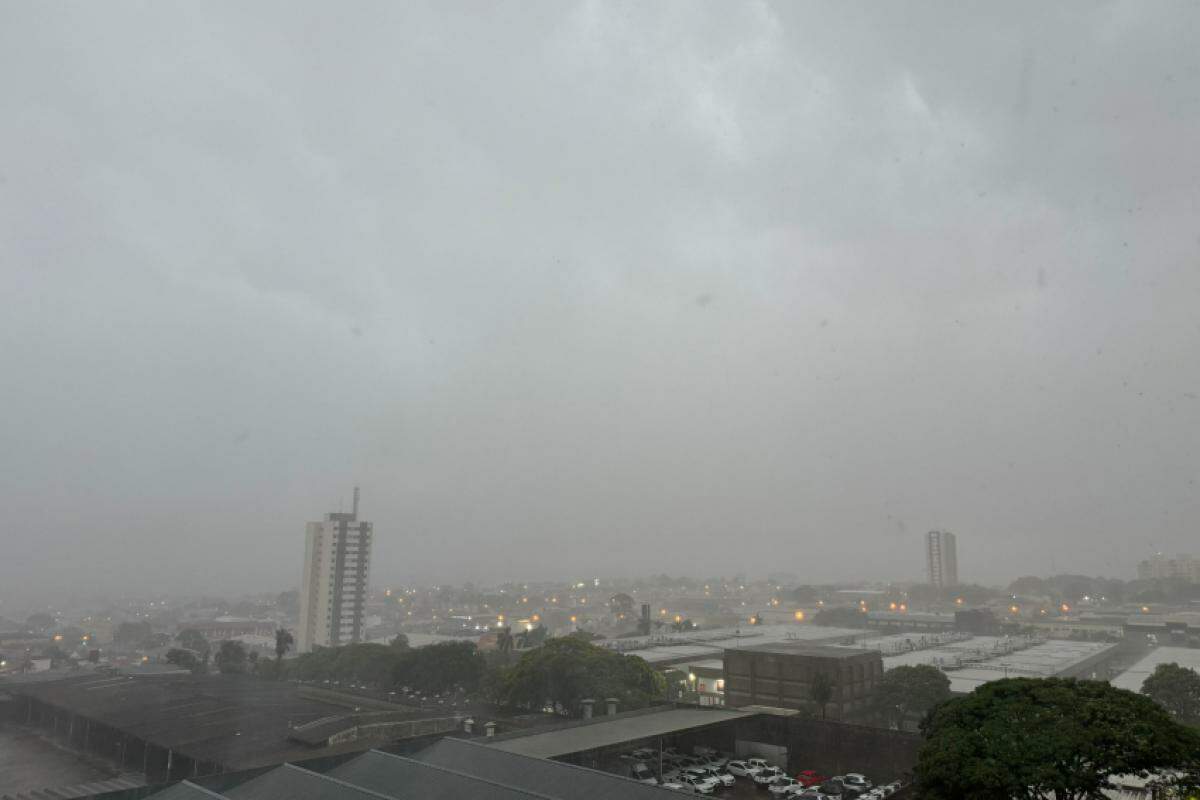 Na segunda e na terça-feira, as temperaturas devem oscilar entre 19 e 25 graus e não passar dos 30 graus ao menos até sábado