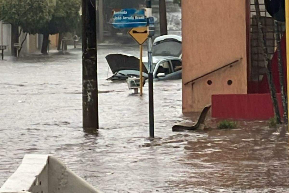 Avenida João Arruda Brasil coberta pela água