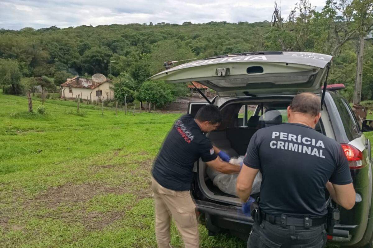 Policiais recolhem corpo no local do crime bárbaro em Cristais Paulista