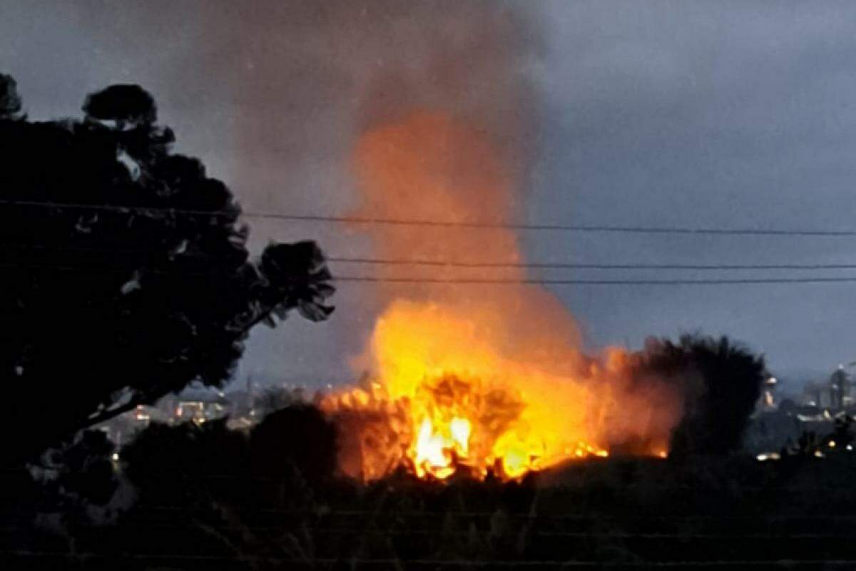 Fogo atinge área na zona norte