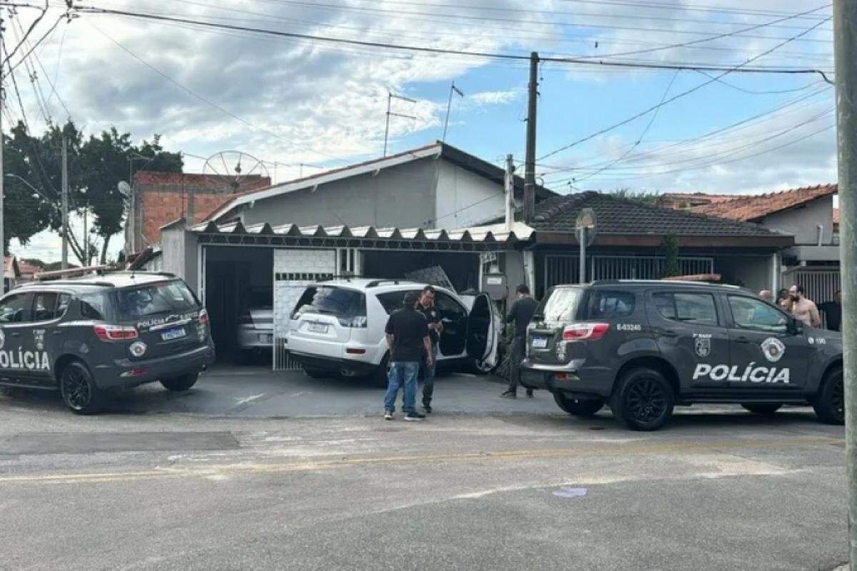 Carro do suspeito invadiu a frente de uma residência