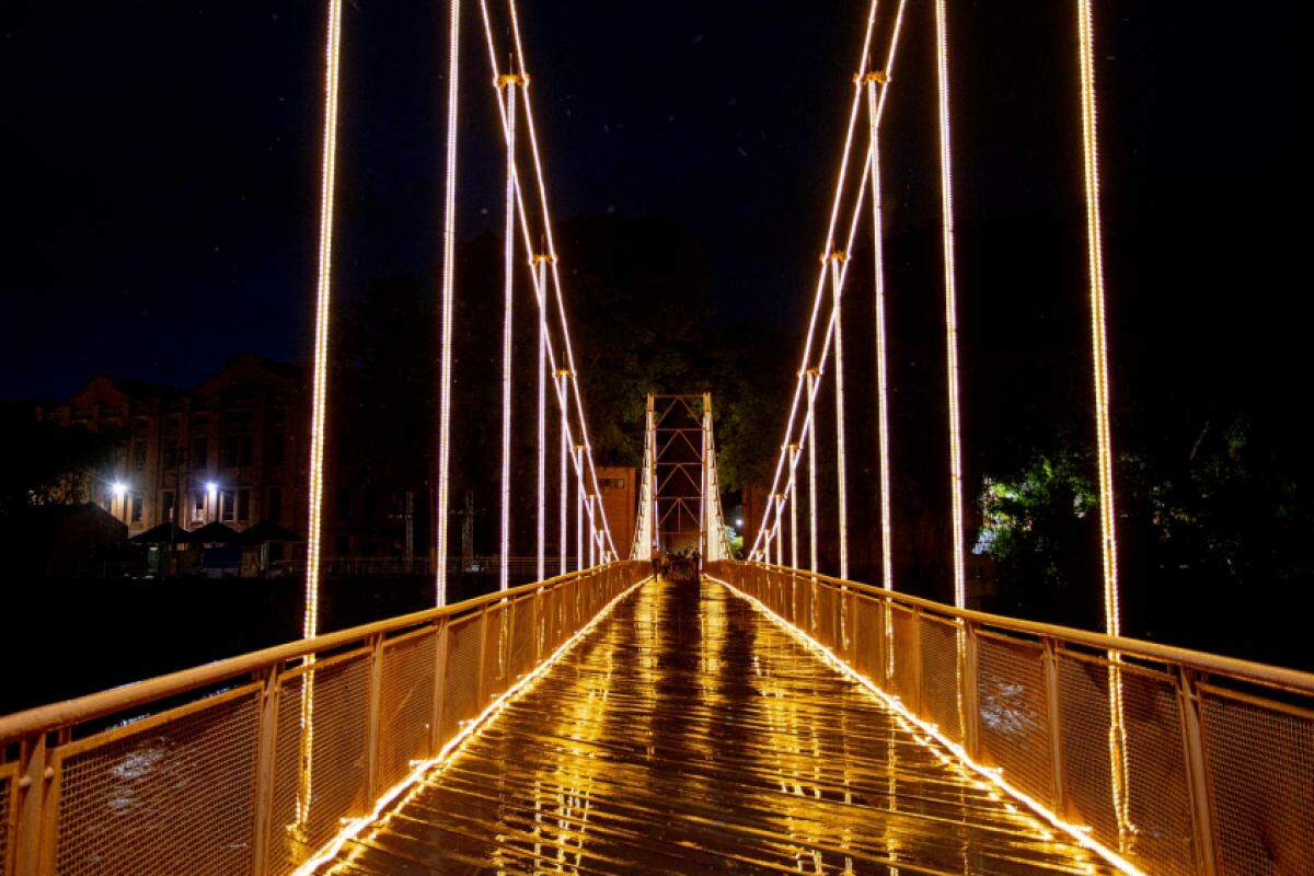 A iluminação da passarela Pênsil tem extensão de dois mil metros, com 36 LEDs a cada metro com visualização de 360 graus.