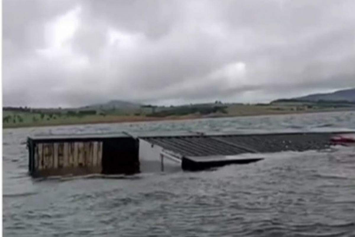 Nas imagens gravadas, é possível ver que a embarcação ficou totalmente submersa