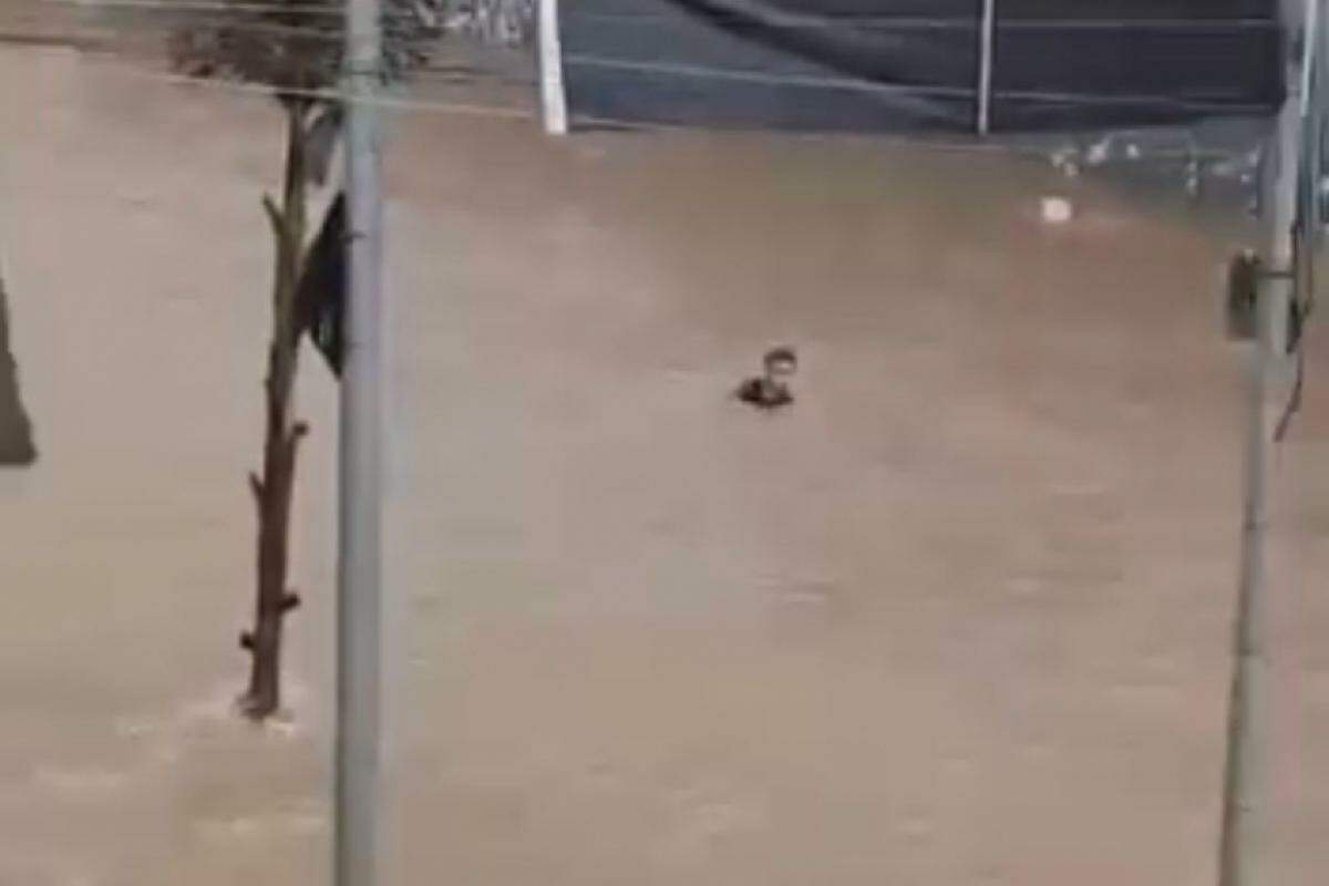 Homem é arrastado pela enxurrada