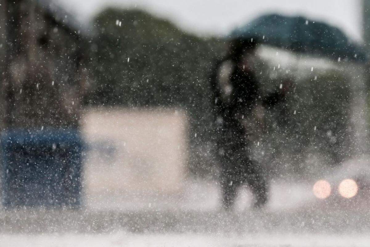 O dia terá sol forte e calor até o fim da tarde, quando a propagação de áreas de instabilidade deve provocar pancadas de chuva.