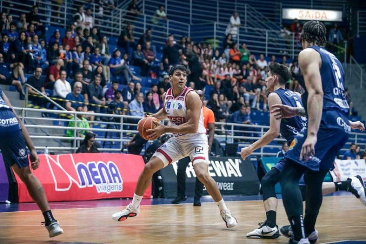 Lance do jogo Franca contra São José, no Pedrocão, nesta segunda-feira