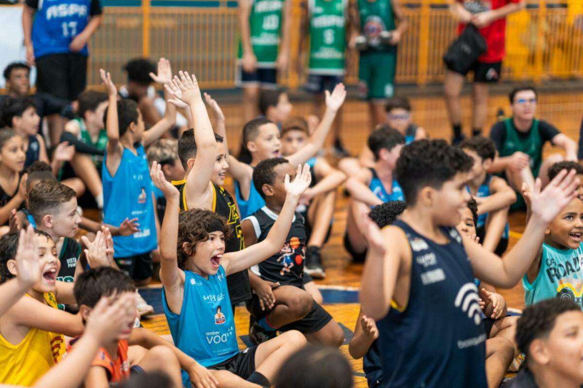 Crianças e adolescentes participam do festival em comemoração aos 200 anos de Franca, com atividades e homenagens organizadas pela Associação Pró Basquete