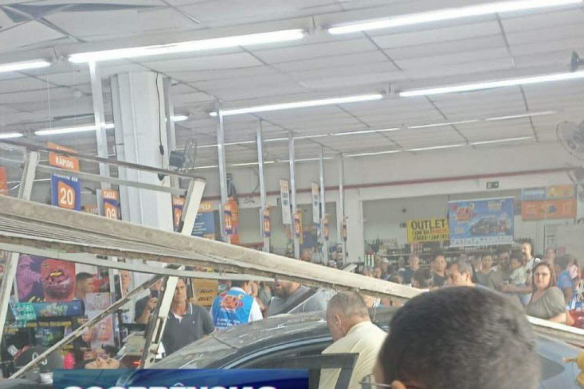 Carro invadiu supermercado