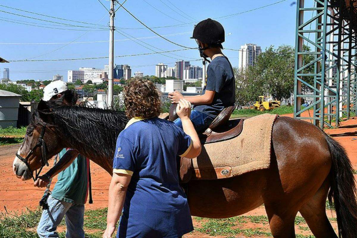 O projeto visa o desenvolvimento biopsicossocial de pessoas com déficit motor e cognitivo