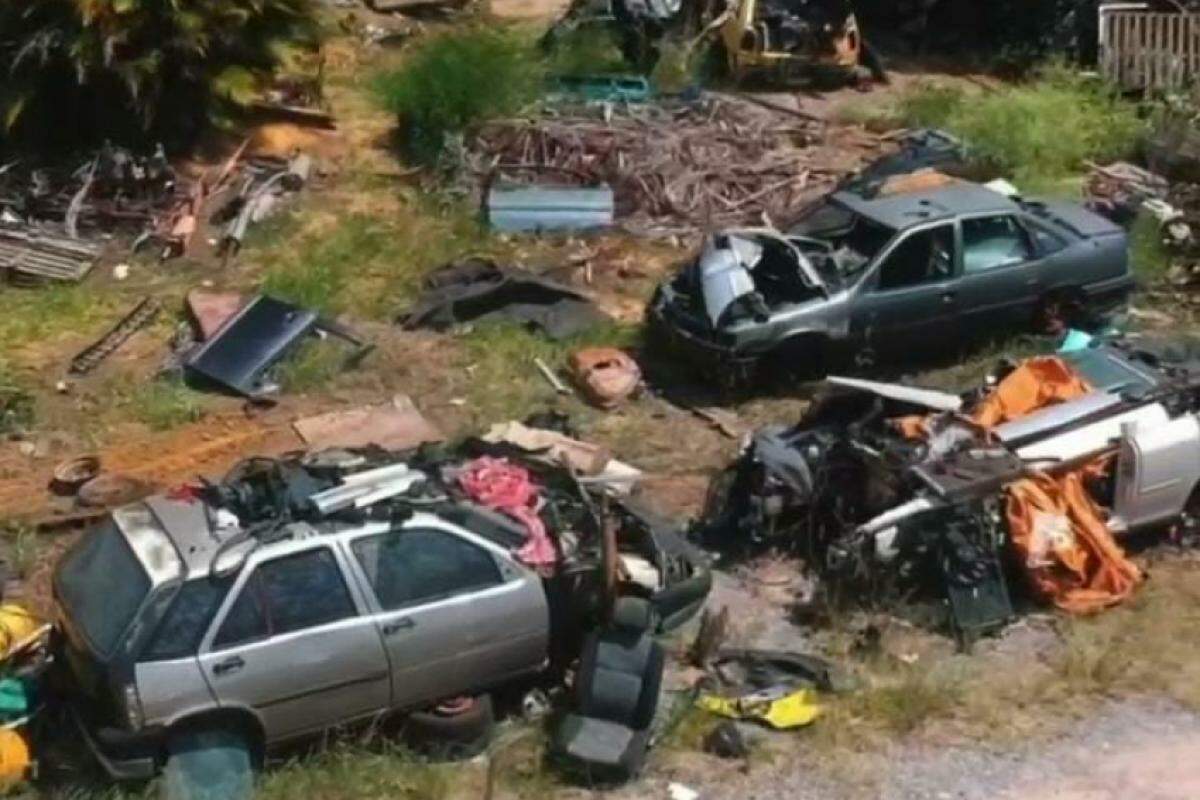 Mais de 200 carros a carcaças foram apreendidos pelos policiais