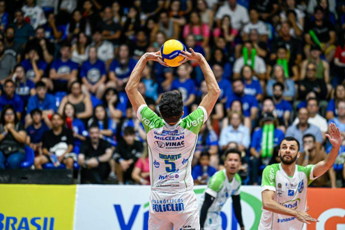 Lance do jogo entre Vôlei Renata x Viapol São José