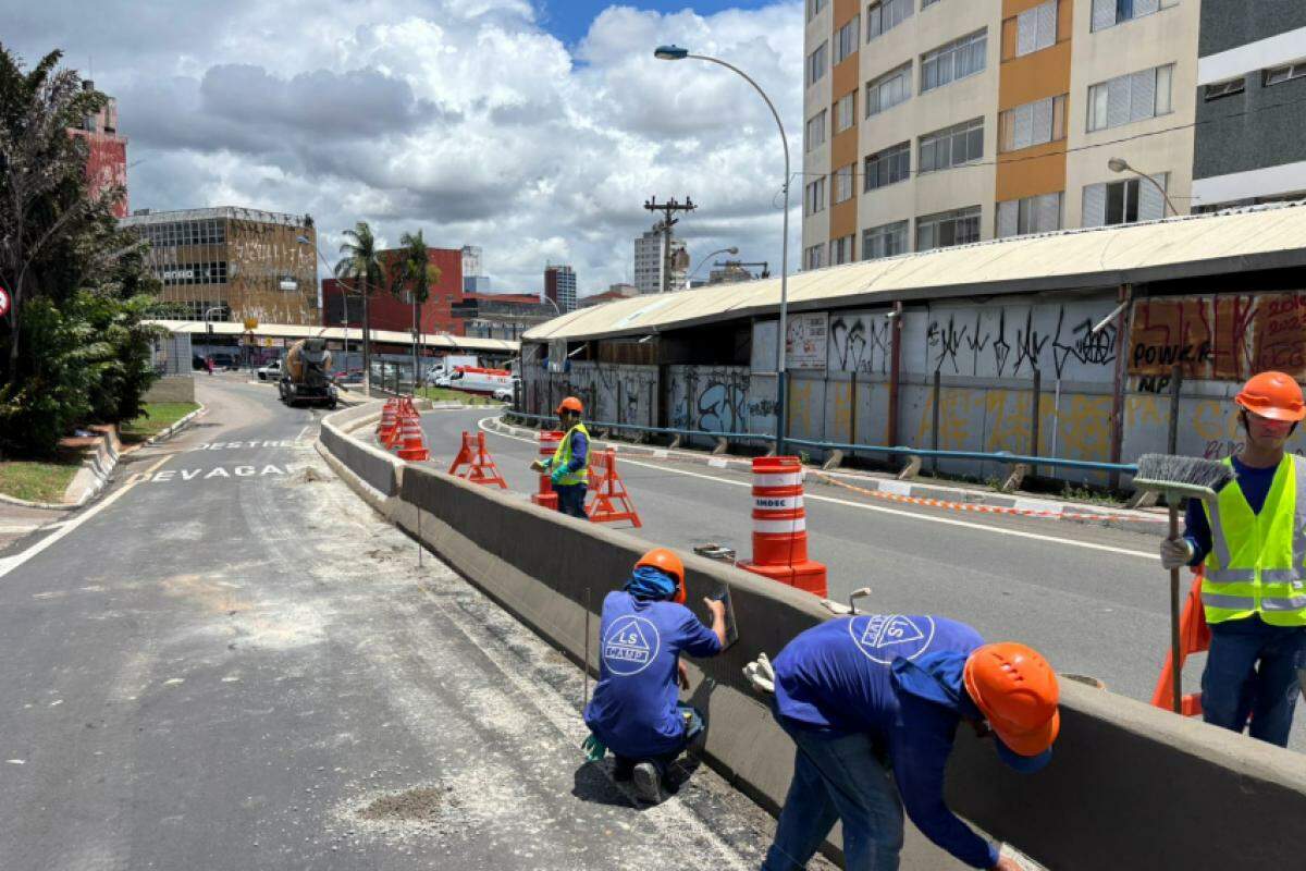 Barreira foi construída ao longo das pistas internas do viaduto