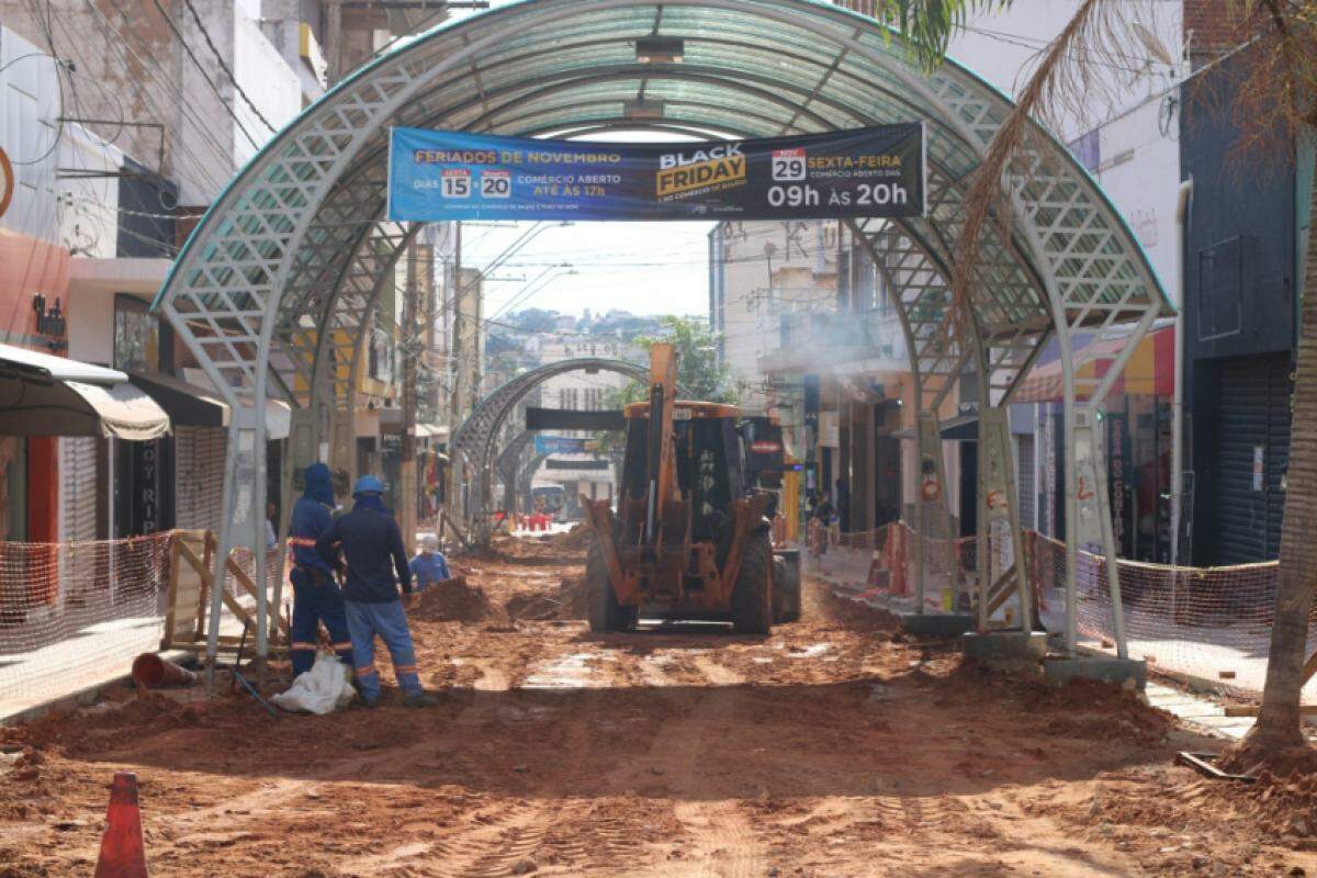 A empresa contratada realiza a demolição da faixa central no quarteirão 2 do Calçadão para assentamento dos pisos intertravados